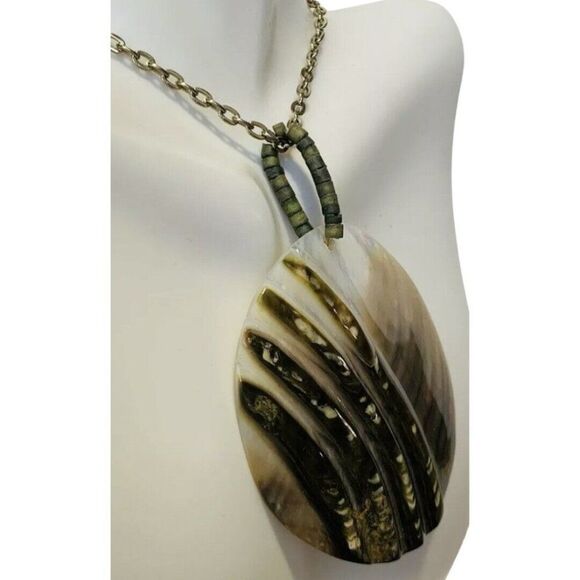 Vintage Pearlesque Shell Large Pendant Gold Tone Chain Women’s Necklace  34” - Picture 4 of 9